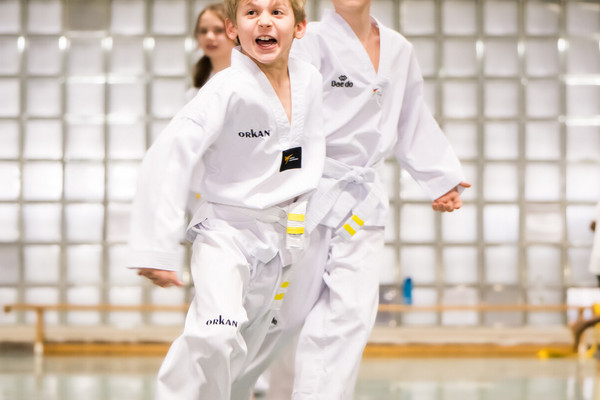 Zwei Kinder beim Taekwondo